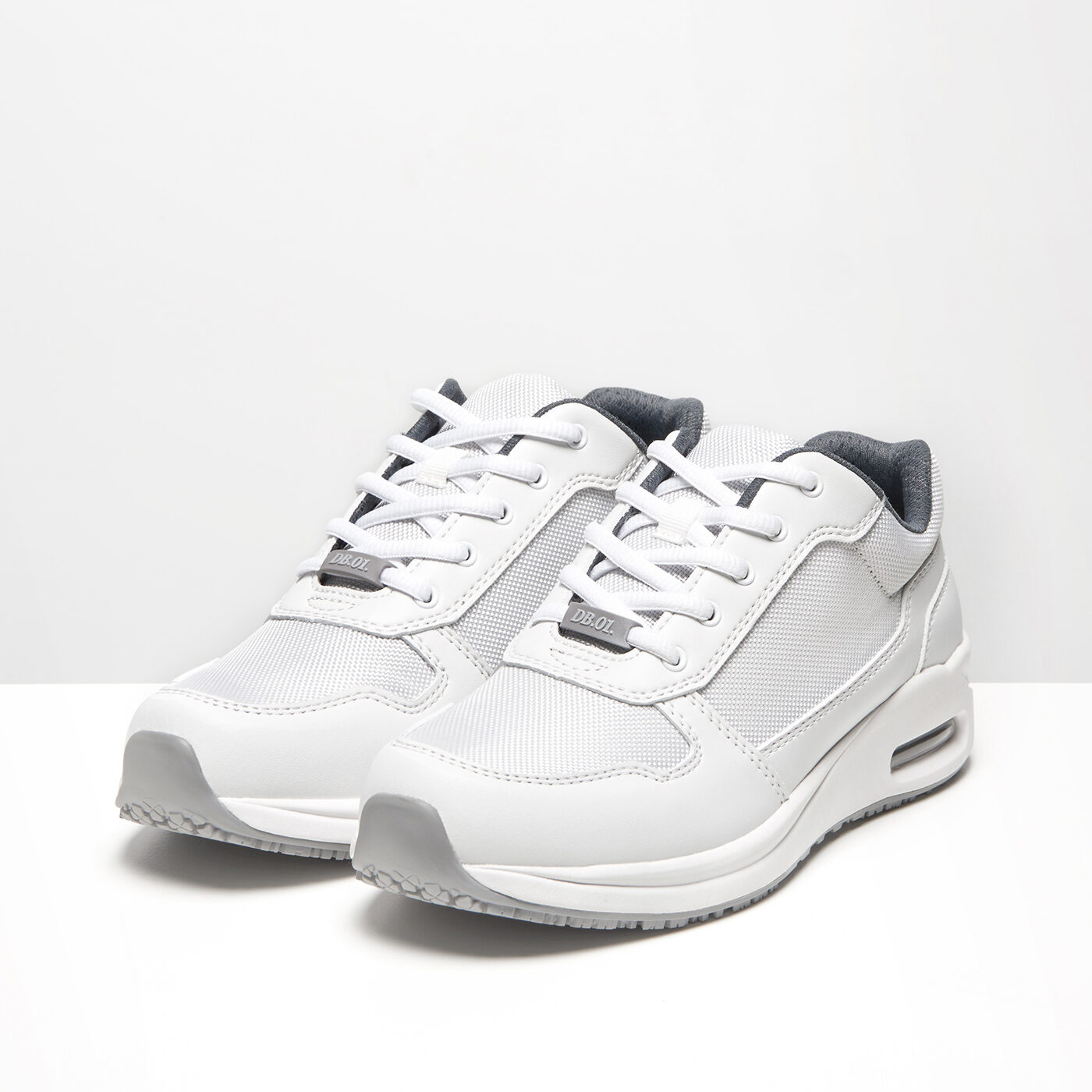 Dyanne Beekman schoenen witte sneakers